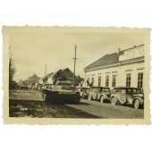 Колонна немецкой техники в составе кюбельвагенов "Хорьх-901 и танков Т-2